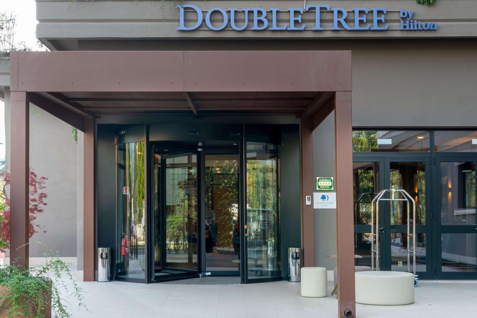 Doubletree By Hilton Brescia Hotel Екстериор снимка